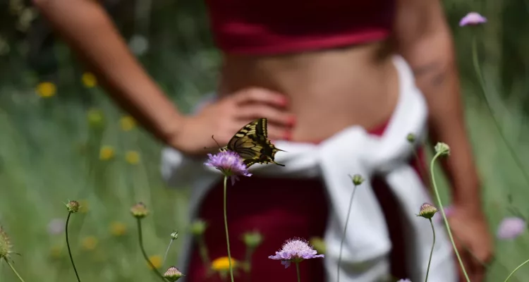 Mariposa y chica de fondo, Foto de Javivi, picabejero en redes